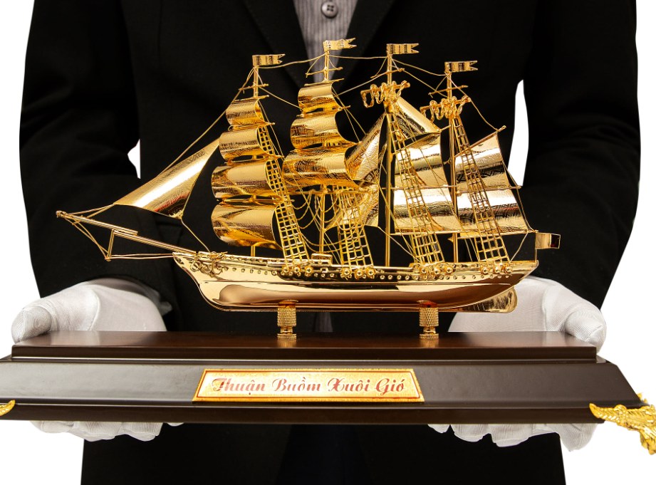 mô hình thuyền buồm mạ vàng